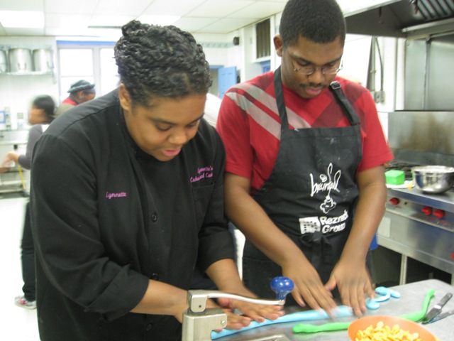 Chef Lynnette Jackson teaches cake decorating